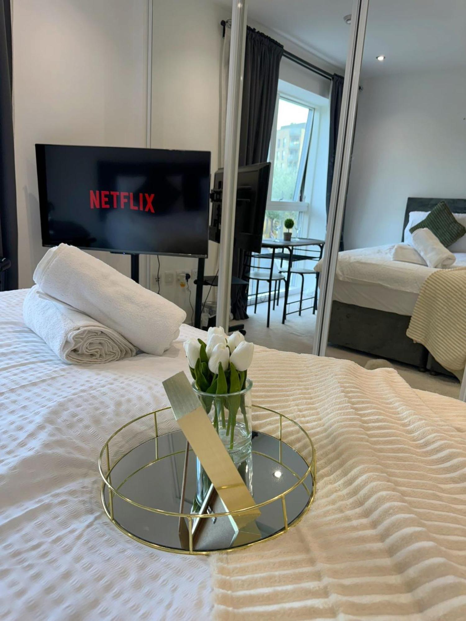 Kayz Lodge- Luxury Ensuite-Private & Shared Accommodation In A New House At The Olympic Village Overlooking Stratford Westfield And Tube Station 伦敦 外观 照片